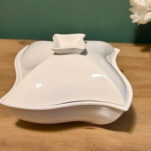 Sienna by Godinger Covered Casserole Dish | White Porcelain | 1 Qt